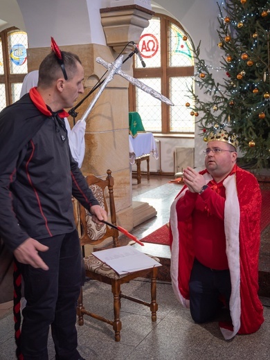 W Świdnicy u Boboli zagrał w jasełkach ksiądz, organistka i rodzice