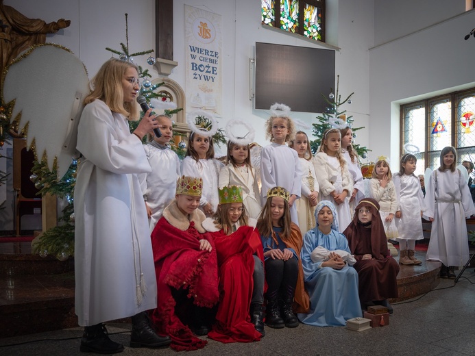 W Świdnicy u Boboli zagrał w jasełkach ksiądz, organistka i rodzice