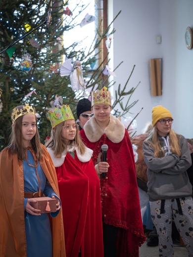 W Świdnicy u Boboli zagrał w jasełkach ksiądz, organistka i rodzice