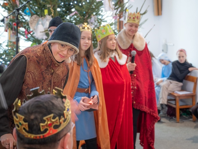 W Świdnicy u Boboli zagrał w jasełkach ksiądz, organistka i rodzice