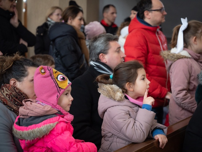 W Świdnicy u Boboli zagrał w jasełkach ksiądz, organistka i rodzice