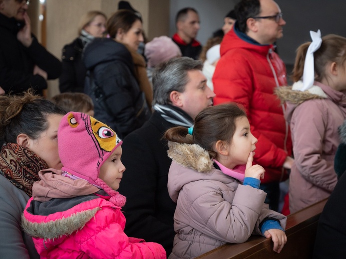 W Świdnicy u Boboli zagrał w jasełkach ksiądz, organistka i rodzice