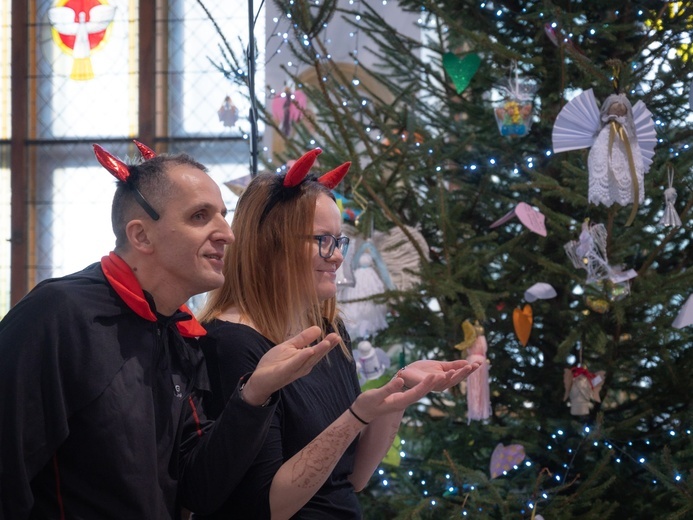 W Świdnicy u Boboli zagrał w jasełkach ksiądz, organistka i rodzice