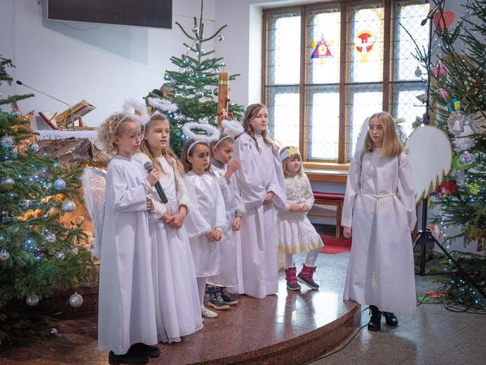 W Świdnicy u Boboli zagrał w jasełkach ksiądz, organistka i rodzice