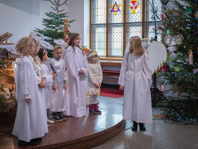 W Świdnicy u Boboli zagrał w jasełkach ksiądz, organistka i rodzice