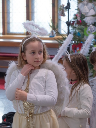 W Świdnicy u Boboli zagrał w jasełkach ksiądz, organistka i rodzice