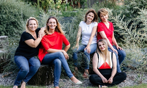 Założycielki Fundacji "Warta Uwagi": Małgorzata Kosińska, Anna Ukalska, Anna Piotrowska, Katarzyna Ostapczuk-Wójcik, Aneta Zdeb-Jata. 