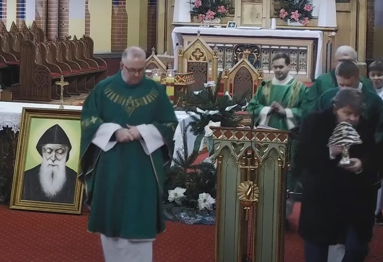 Wprowadzenie relikwii św. Szarbela w parafii Wniebowzięcia NMP w Bielawie