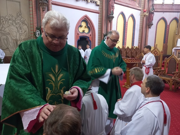 Wprowadzenie relikwii św. Szarbela w parafii Wniebowzięcia NMP w Bielawie