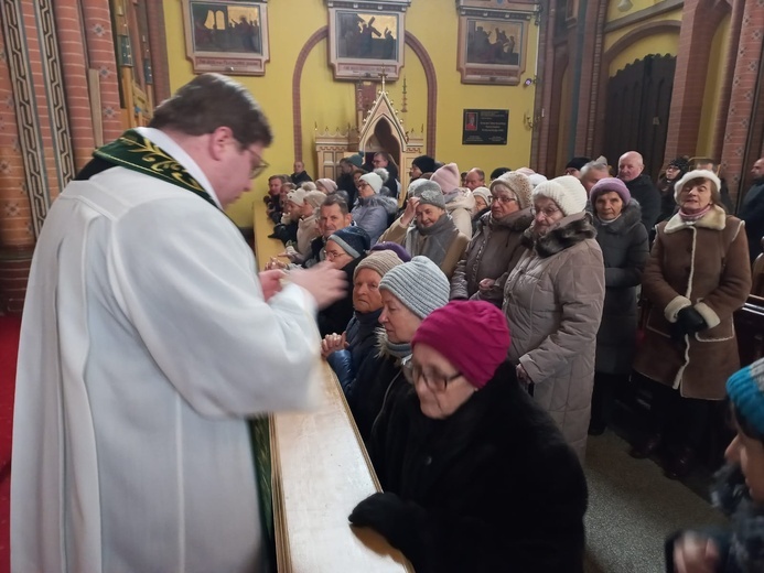 Wprowadzenie relikwii św. Szarbela w parafii Wniebowzięcia NMP w Bielawie