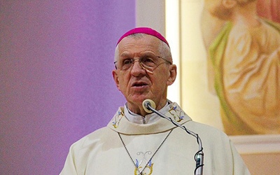 Biskup Mieczysław cały czas chętnie uczestniczy w wydarzeniach parafialnych w całej archidiecezji.