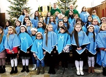 	Grupa dziewcząt w gromnickim kościele.