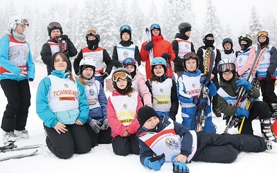 	Mała grupka mieleckich narciarzy.
