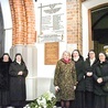 Po Eucharystii modlono się przed obrazem błogosławionej, a następnie złożono kwiaty przy tablicy upamiętniającej jej posługę.