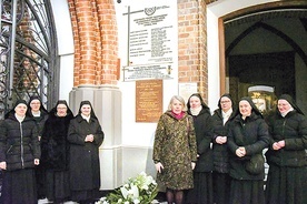 Po Eucharystii modlono się przed obrazem błogosławionej, a następnie złożono kwiaty przy tablicy upamiętniającej jej posługę.