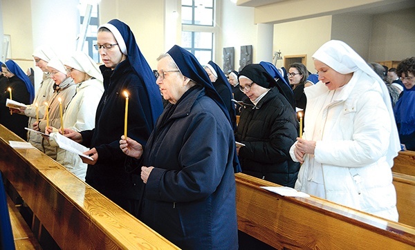 Trzymając w dłoniach zapalone świece, osoby konsekrowane odnowiły swoje śluby.