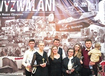 Grupa aktorów  po premierze.