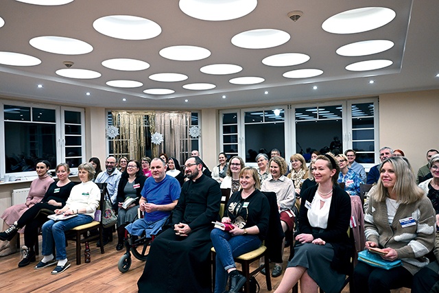 ▲	Ksiądz nie jest tu tylko prowadzącym, ale także uczestnikiem, który słucha nauczania świeckich.