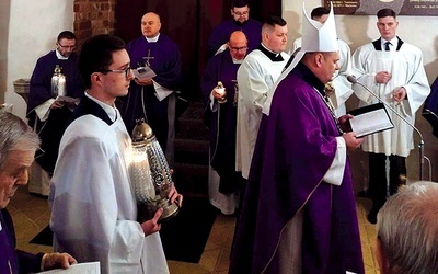 W katedrze pochowani są biskupi: Teodor Bensch, Wilhelm Pluta, Antoni Stankiewicz i Adam Dyczkowski.