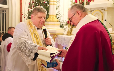 ▲	Biskup naczelny Kościoła starokatolickiego mariawitów na pamiątkę spotkania ofiarował biskupowi płockiemu kapłańską stułę.