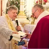 ▲	Biskup naczelny Kościoła starokatolickiego mariawitów na pamiątkę spotkania ofiarował biskupowi płockiemu kapłańską stułę.