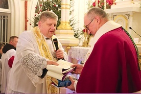 ▲	Biskup naczelny Kościoła starokatolickiego mariawitów na pamiątkę spotkania ofiarował biskupowi płockiemu kapłańską stułę.