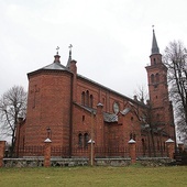 ▲	Kościół, zbudowany pod koniec XIX w. głównie ze składek parafian, mocno wrósł w tutejszy krajobraz i świadomość radziwiaków.
