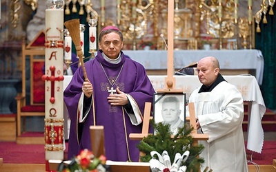 ▲	Biskup Adam w czasie obrzędu ostatniego pożegnania.