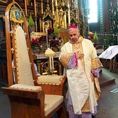 Biskup ordynariusz podczas jubileuszowej Mszy pożegnalnej 31 grudnia 2022 r. w katedrze w Gliwicach. 