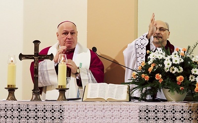Biskupi wspólnie pobłogosławili obecnych.