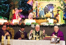 Pożegnalna Eucharystia u stóp ruchomej szopki, której budowę zainicjował zmarły proboszcz.