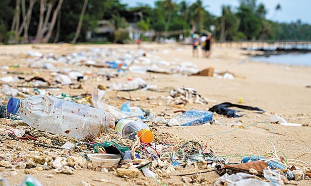 Duża część plastikowych odpadów ląduje na plażach  i w oceanach.