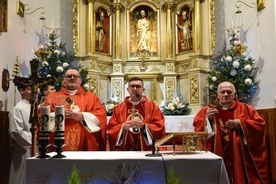 Relikwie przekazał parafii ks. Piotr Grzegorzek (w środku). 