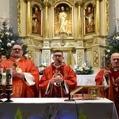 Relikwie przekazał parafii ks. Piotr Grzegorzek (w środku). 