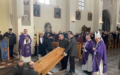 Po Mszy św. trumna z ciałem o. Krzysztofa została złożona w krypcie kościoła klasztornego św. Jakuba i Anny w Przasnyszu.