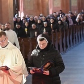 Przedstawiciele życia konsekrowanego w diecezji podziękowali za dar powołania i odnowili swoje przyrzeczenia. 