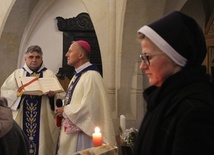 Uroczystości przewodniczył ordynariusz. Obok o. Juniper Ostrowski.