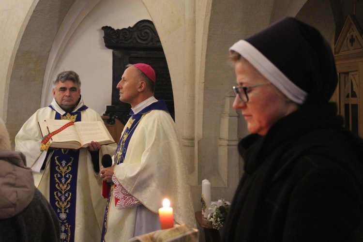 Uroczystości przewodniczył ordynariusz. Obok o. Juniper Ostrowski.