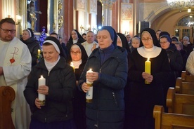 Wspólna modlitwa w opatowskiej świątyni Ojców Bernardynów.