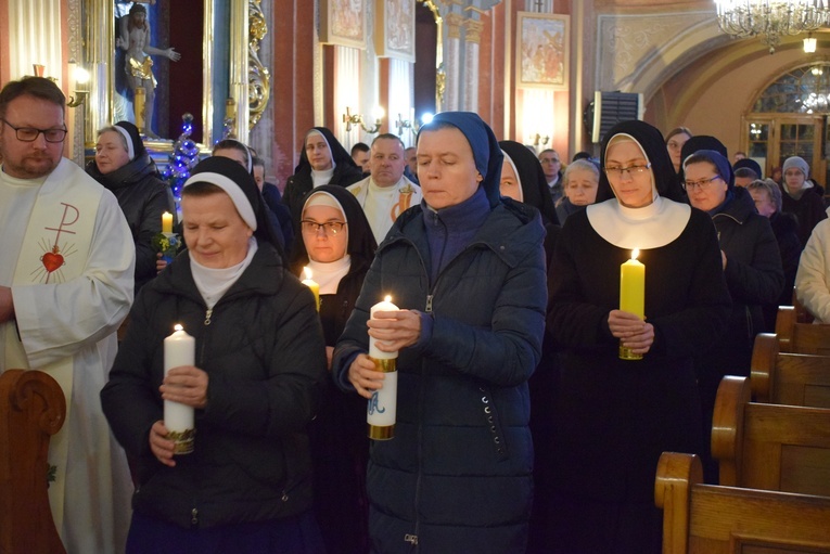 Wspólna modlitwa w opatowskiej świątyni Ojców Bernardynów.