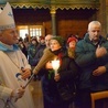 Na rozpoczęcie obchodów bp Marek Solarczyk poświęcił przyniesione gromnice.