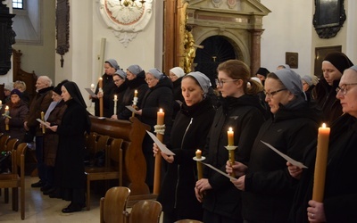 Do katedry przybyły osoby, które żyją według rad ewangelicznych.