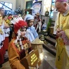 W sanktuarium w Jodłowej, gdzie odbyło się diecezjalne spotkanie kolędników, dzieci złożyły w darze ołtarza oryginalne skarbonki, które towarzyszyły im w czasie kolędy.