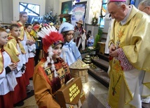 W sanktuarium w Jodłowej, gdzie odbyło się diecezjalne spotkanie kolędników, dzieci złożyły w darze ołtarza oryginalne skarbonki, które towarzyszyły im w czasie kolędy.