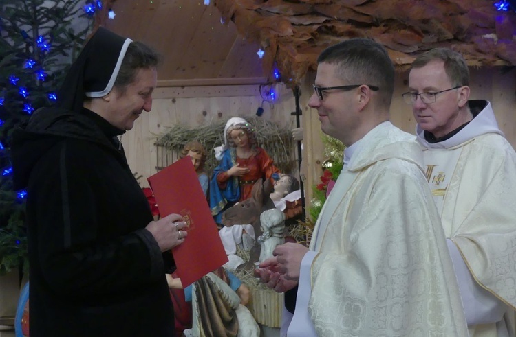Siostry świętujące jubileusze ślubów zakonnych odebrały z rąk ks. Marka Studenskiego listy gratulacyjne bpa Romana Pindla.
