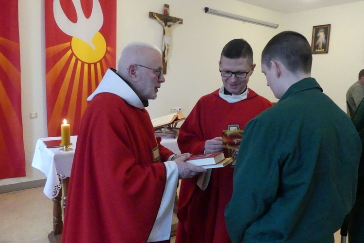 Ks. Marek Studenski i o. Rafał Kogut wręczyli bierzmowanym pamiątki uroczystości, a wśród nich "Dzienniczek" siostry Faustyny.