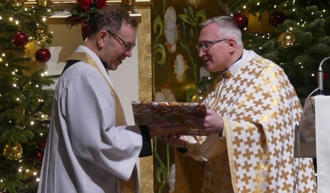 Ks. proboszcz Stanisław Wójcik i o. Mariusz Michalik po Boskiej Liturgii na Złotych Łanach.