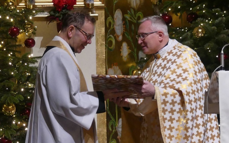 Ks. proboszcz Stanisław Wójcik i o. Mariusz Michalik po Boskiej Liturgii na Złotych Łanach.