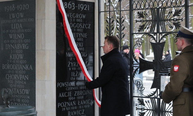 Szef MON odsłonił tablicę pamiątkową poświęconą bitwie pod Węgrowem