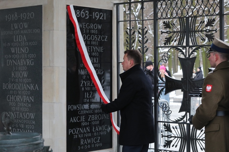 Szef MON odsłonił tablicę pamiątkową poświęconą bitwie pod Węgrowem